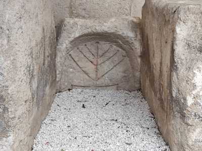 Soltanto negli anni Ottanta lo studioso Cesare Colafemmina riusc� ad attribuire quelle sepolture al popolo ebraico riconoscendo nell�incisione in pietr la raffigurazione della menorah, il tradizionale candelabro a sette braccia (foto di Mariangela Sciannimanico)